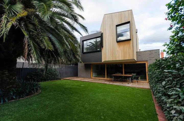 4 bedrooms House in 2 Mason Avenue ELWOOD VIC, 3184