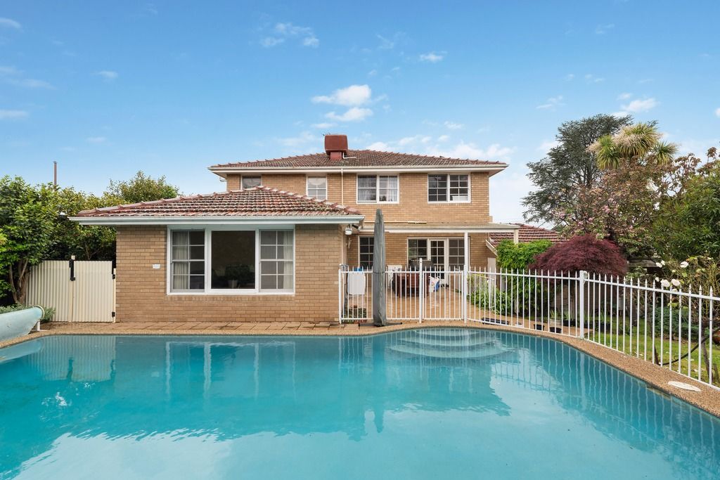 5 bedrooms House in 15 Stanlake Rise TEMPLESTOWE LOWER VIC, 3107