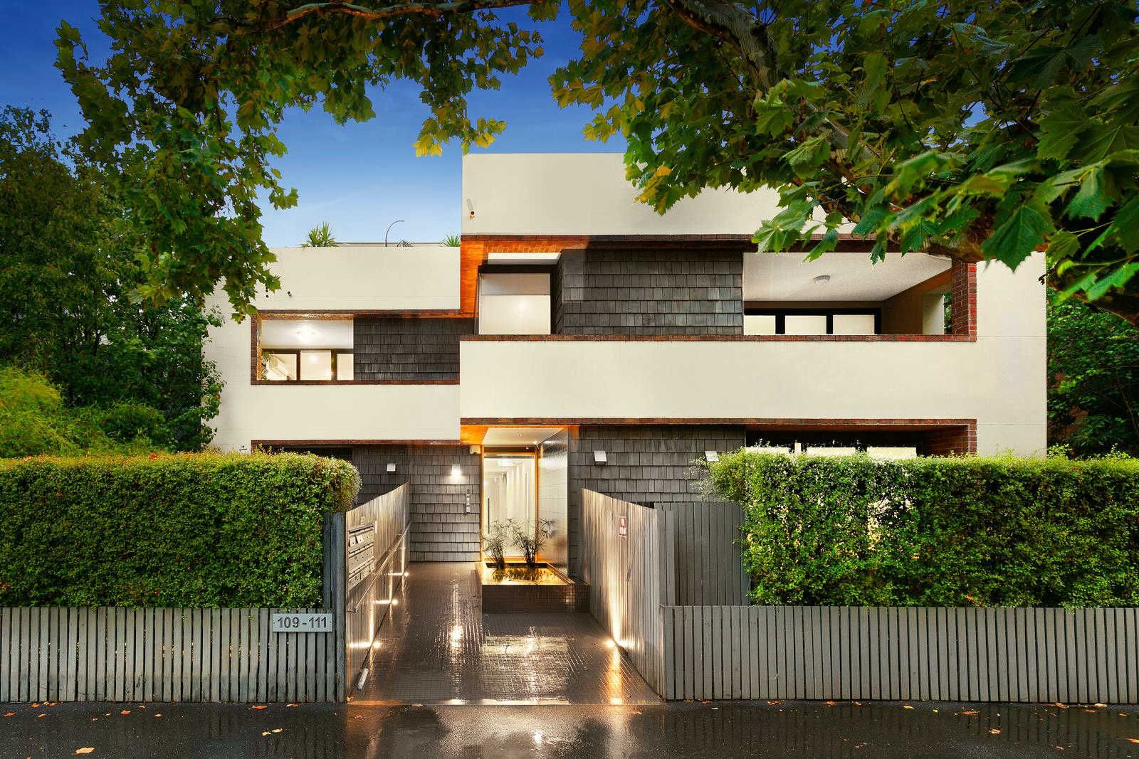 2 bedrooms Apartment / Unit / Flat in 8/109-111 Addison Street ELWOOD VIC, 3184