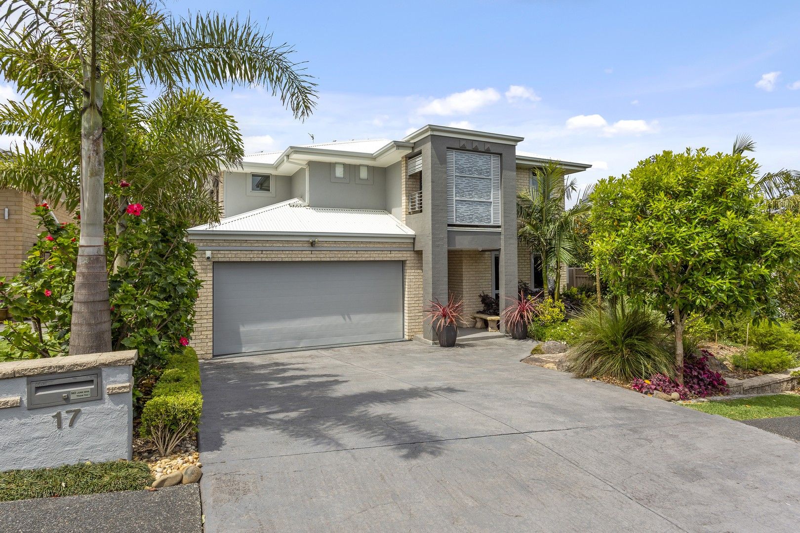 5 bedrooms House in 17 Hinchinbrook Drive SHELL COVE NSW, 2529