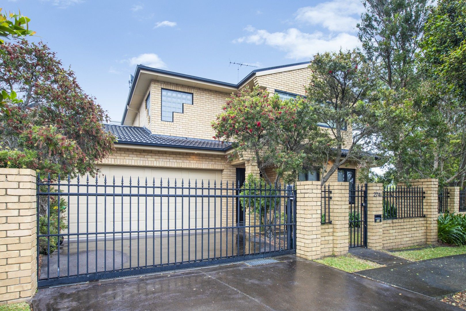 3 bedrooms House in 274B President Avenue GYMEA NSW, 2227