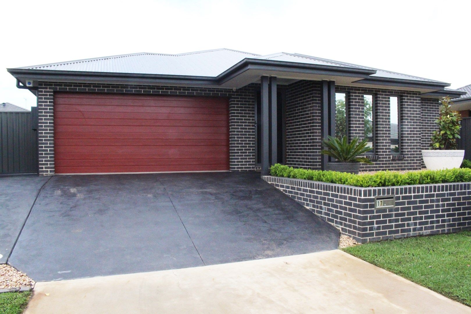 4 bedrooms House in 17 Beckham St SPRING FARM NSW, 2570