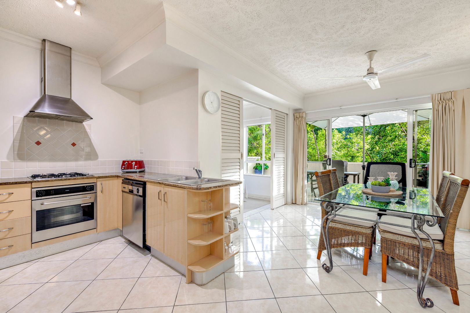 1011/2-10 Greenslopes Street, Cairns North QLD 4870, Image 2