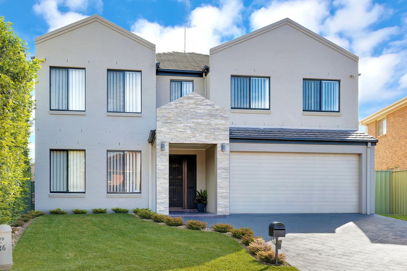 4 bedrooms House in 76 Ridgetop Drive GLENMORE PARK NSW, 2745