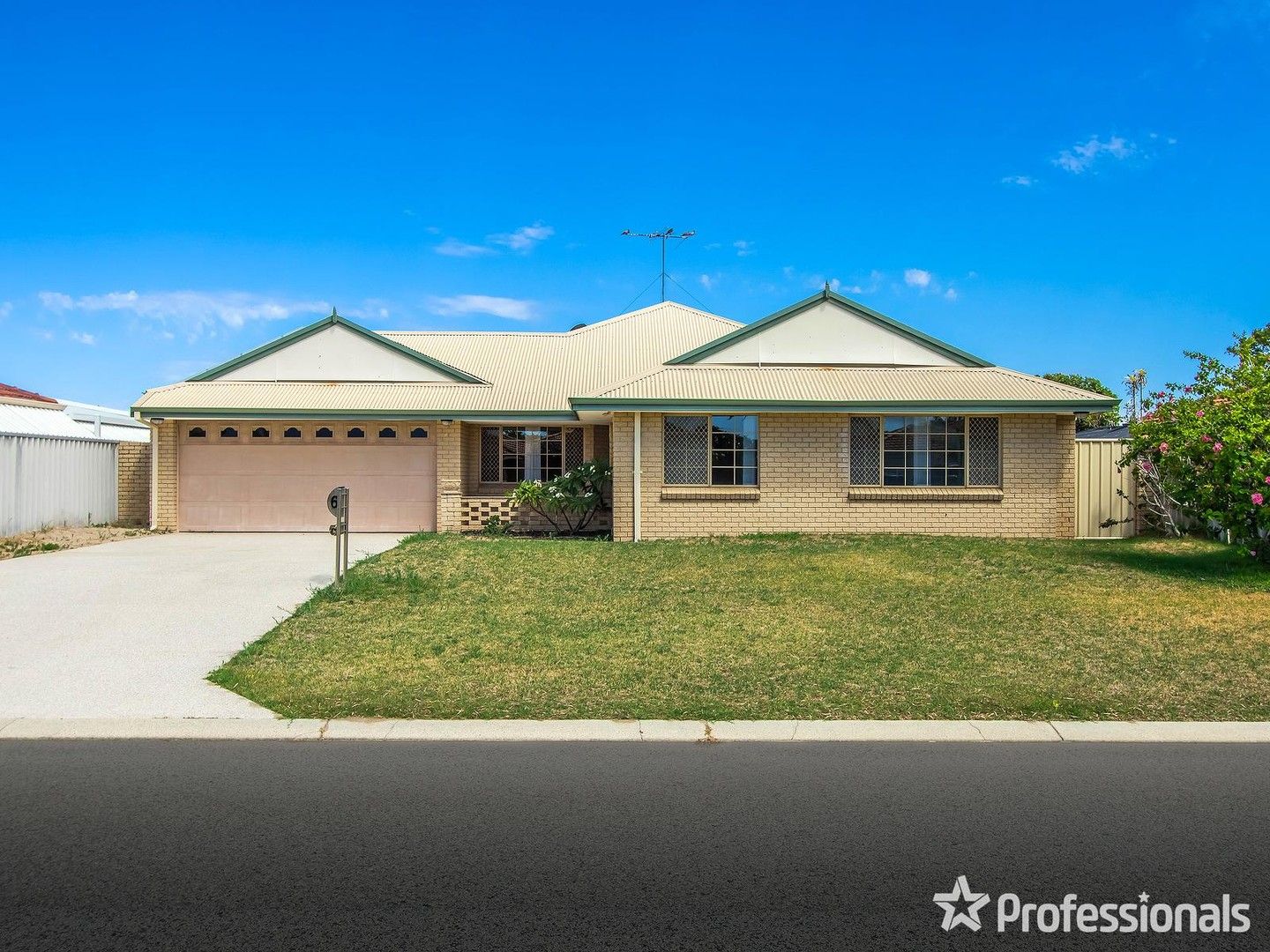 4 bedrooms House in 6 Marigold Place WAIKIKI WA, 6169