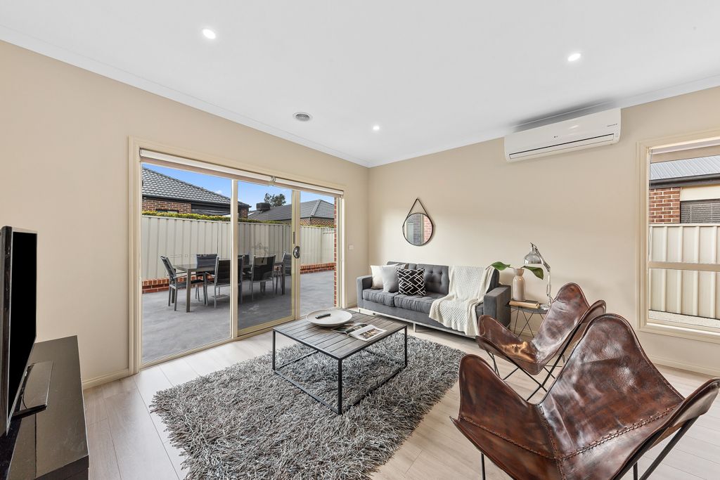 10 Rosella Crescent, Caroline Springs VIC 3023, Image 2