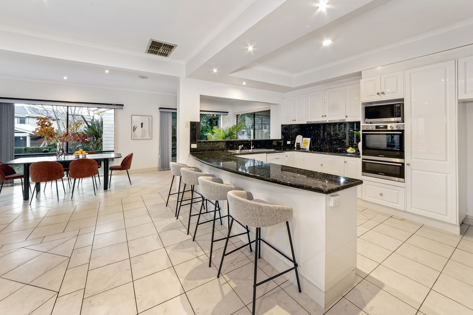 20 Huntingfield Court, Carnegie VIC 3163, Image 2