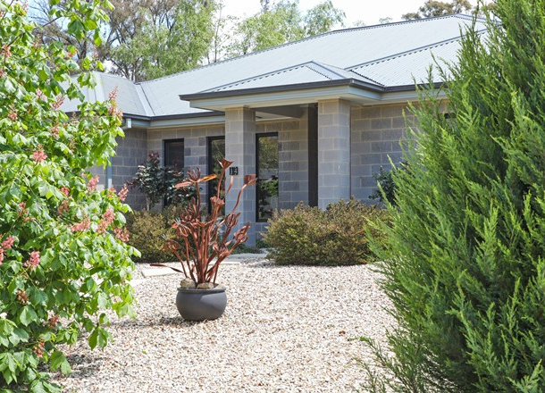 14 Roxanne Court, Woodend VIC 3442