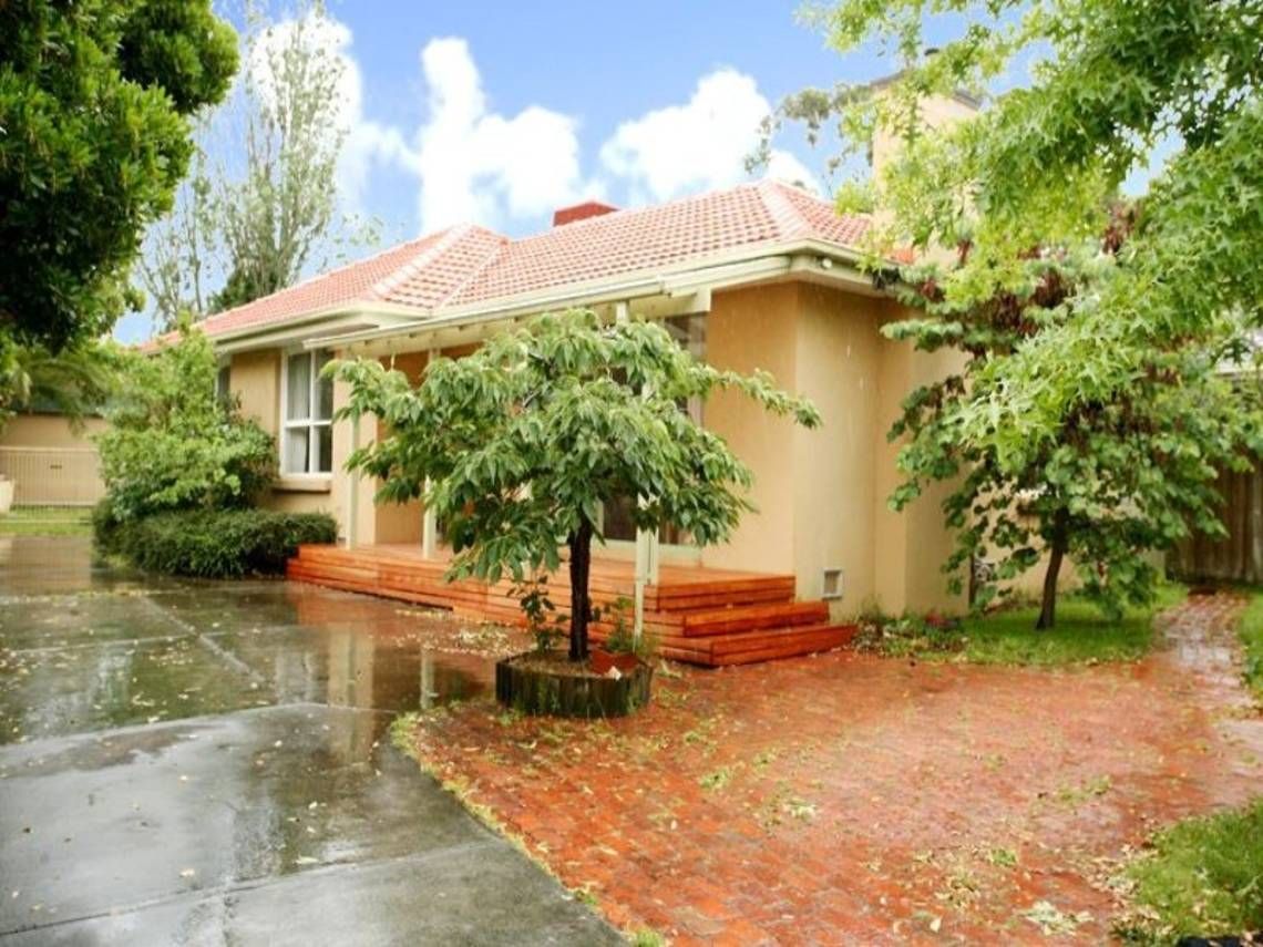 3 bedrooms House in 18 Stradbroke Avenue FRANKSTON SOUTH VIC, 3199