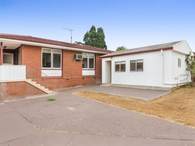 4 bedrooms House in 34 Macartney Crescent HEBERSHAM NSW, 2770