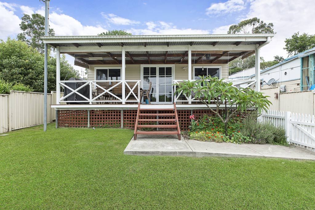 8 & 8a Brougham Avenue, Fennell Bay NSW 2283, Image 1