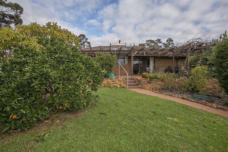 11 Tella Street, GOOSEBERRY HILL WA 6076, Image 2