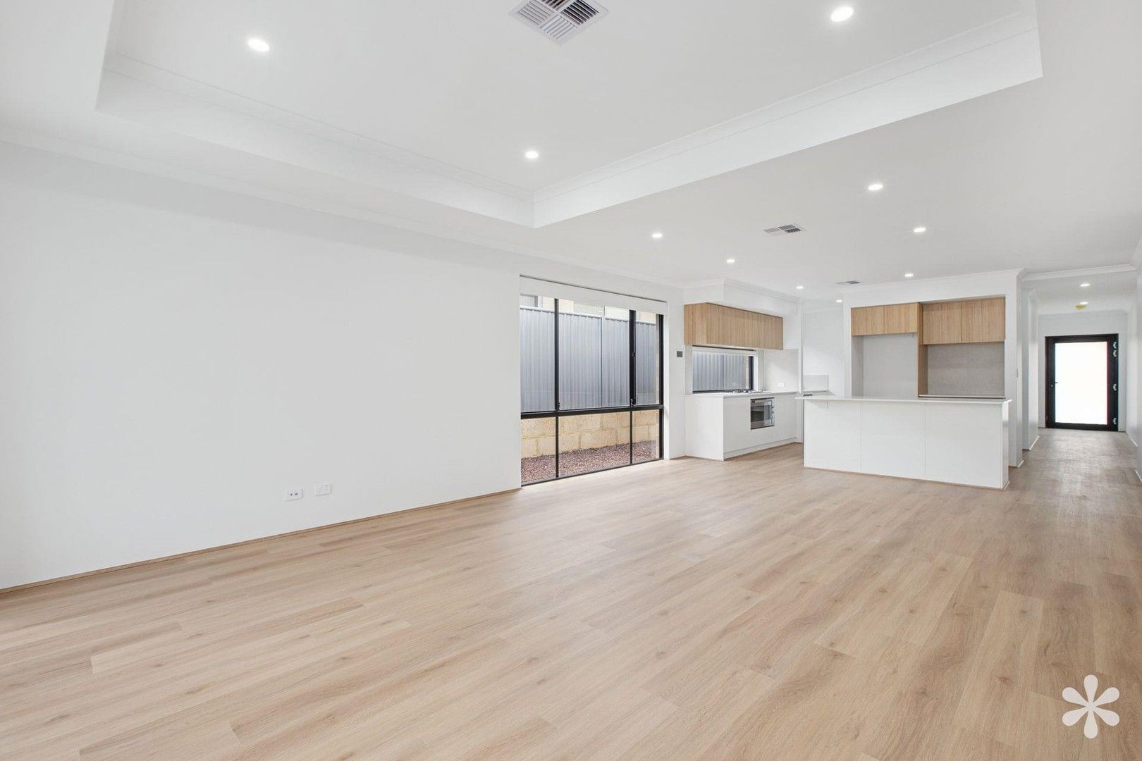 4 bedrooms House in 5 Jacaranda Road HAMMOND PARK WA, 6164