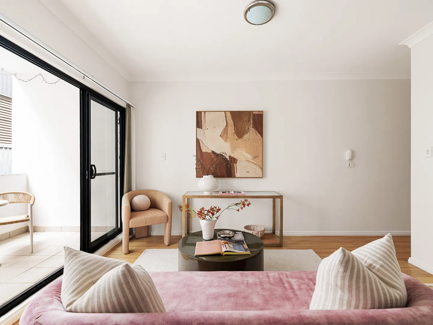 Private inner city pad at rear of converted warehouse – pohled 2