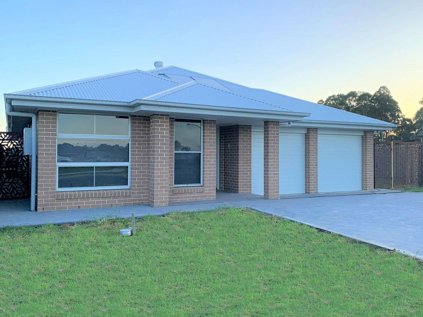 5 bedrooms House in 12 Corymbia Circuit HEDDON GRETA NSW, 2321