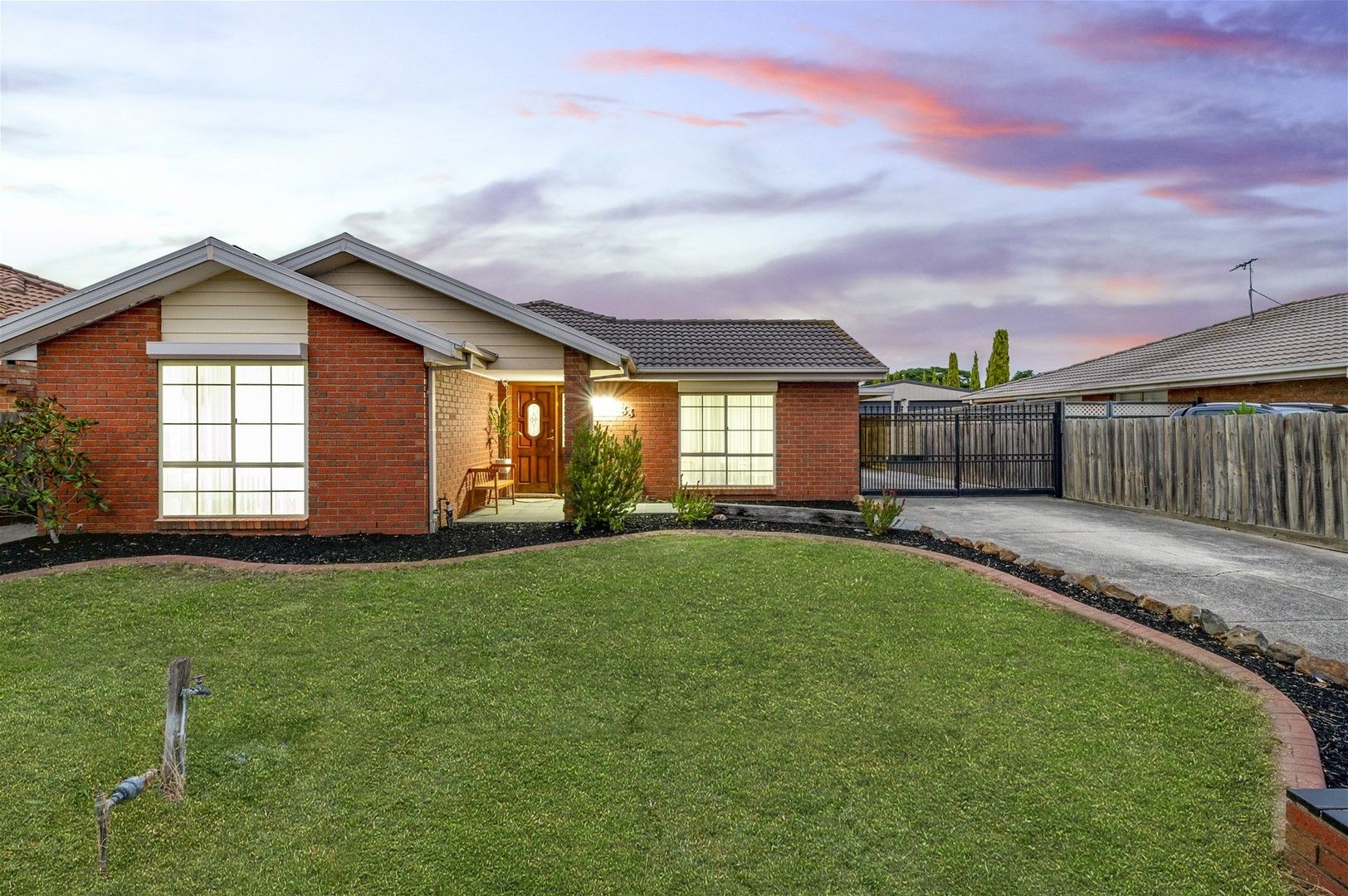 4 bedrooms House in 33 Dundee Way SYDENHAM VIC, 3037