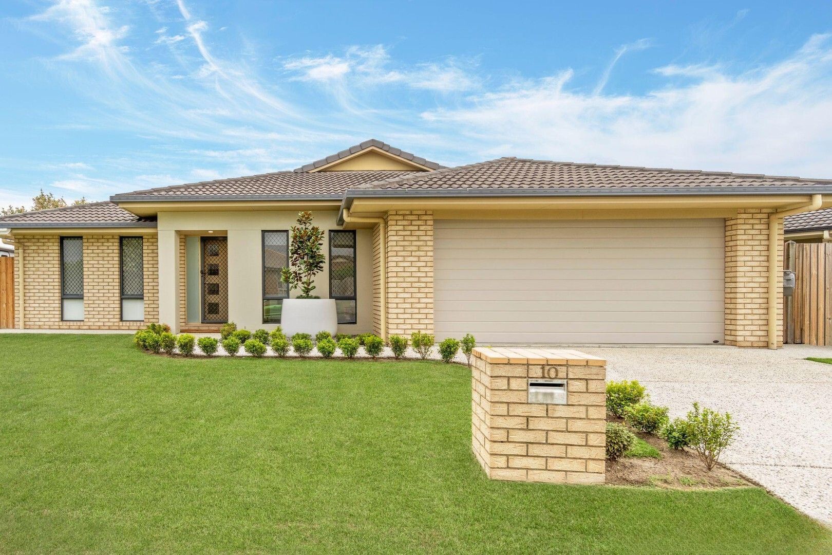 4 bedrooms House in 10 Bangalow Street MORAYFIELD QLD, 4506