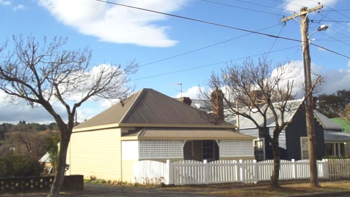 66 Rusden Street Armidale Nsw 2350 House For Rent 360 00 Domain