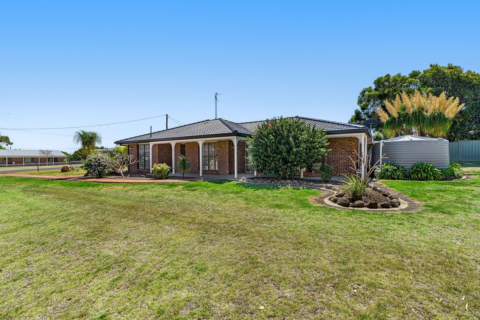 4 bedrooms House in 13 Ferguson Road WESTBROOK QLD, 4350