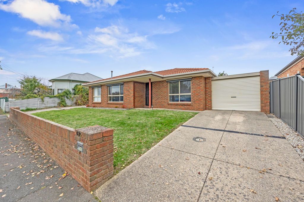 2 bedrooms Apartment / Unit / Flat in 1/620 Doveton Street North SOLDIERS HILL VIC, 3350