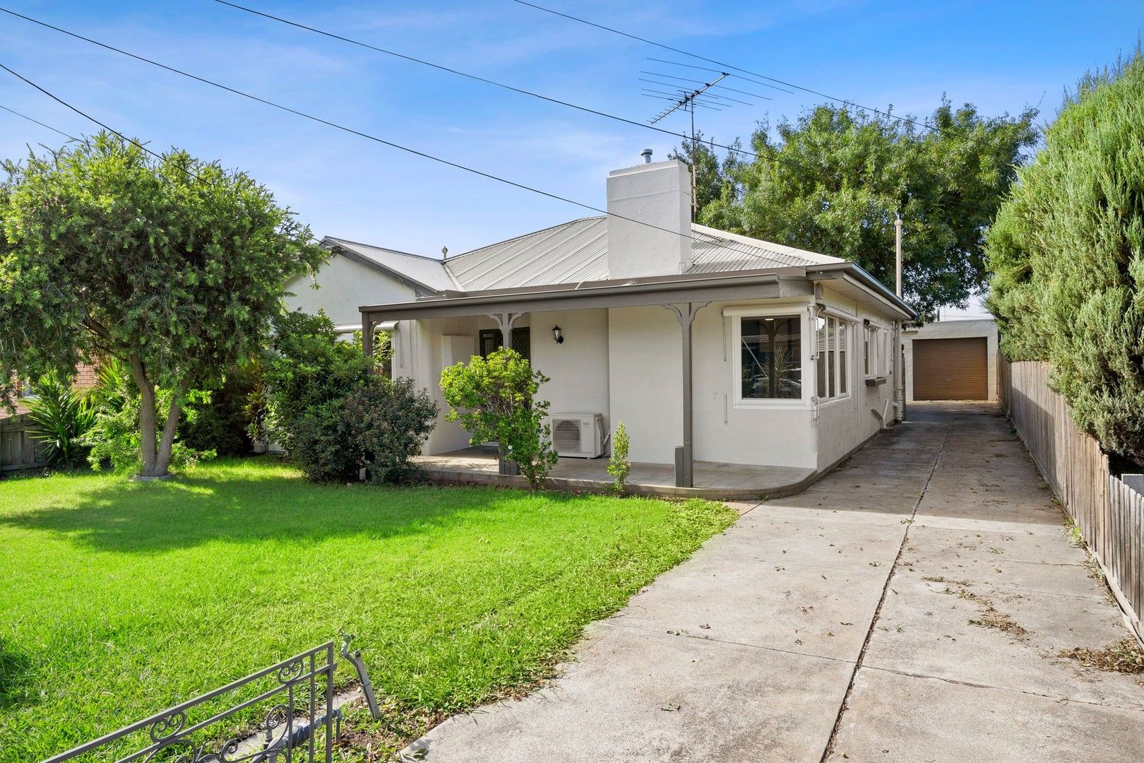 3 bedrooms House in 4 Maple Crescent BELL PARK VIC, 3215