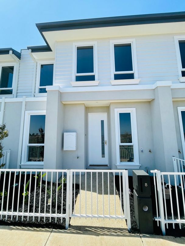 4 bedrooms Townhouse in 8 Cadenza Walk TARNEIT VIC, 3029