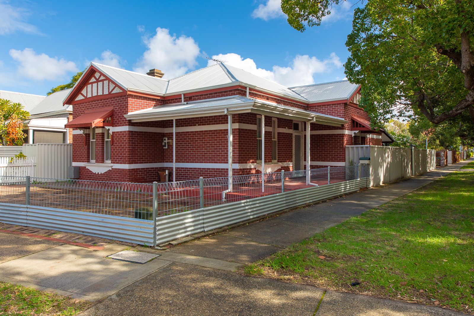 3 bedrooms House in 125 West Parade MOUNT LAWLEY WA, 6050