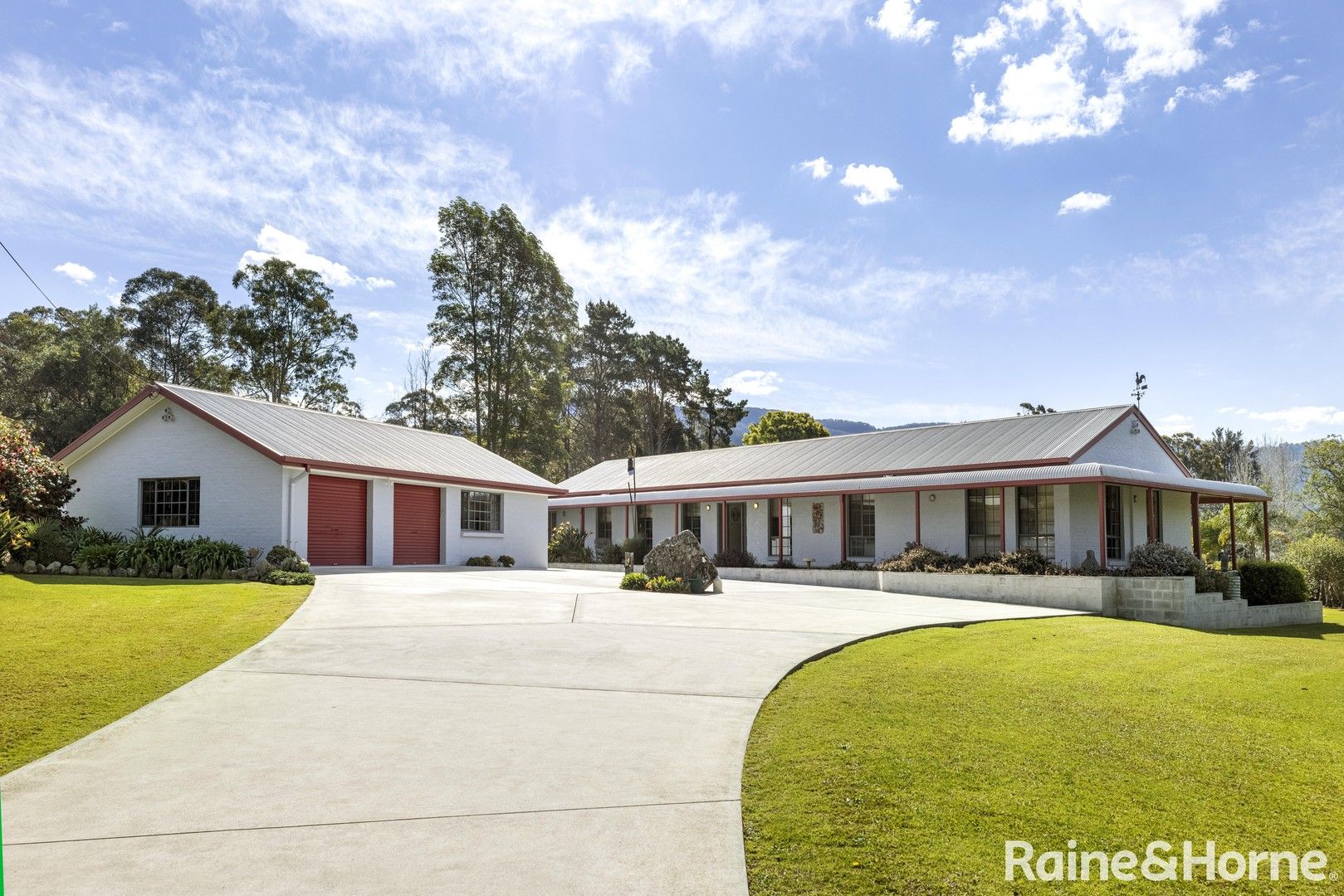 4 bedrooms House in 8 Yanderra Road TAPITALLEE NSW, 2540