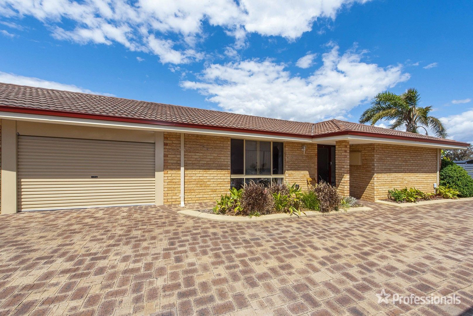 3 bedrooms House in 1/3 Allamanda Way HALLS HEAD WA, 6210