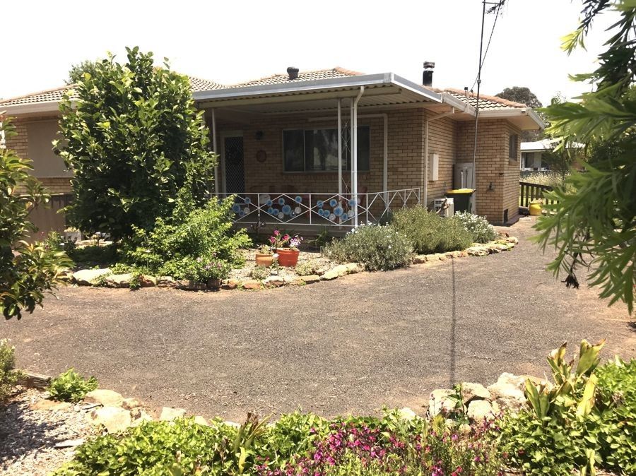 2 bedrooms House in 28 Camp street COONABARABRAN NSW, 2357