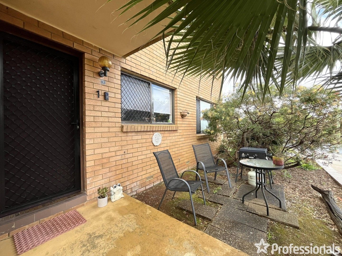 2 bedrooms Apartment / Unit / Flat in 1/15 Tallayang Street BOMADERRY NSW, 2541