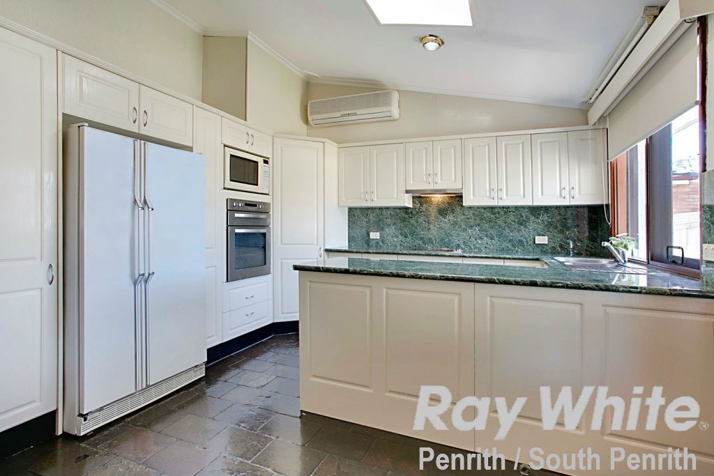 18 Loxwood Avenue, Cambridge Park NSW 2747, Image 2