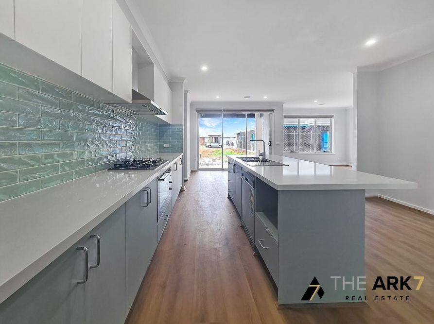 4 bedrooms House in 3 Boston Avenue THORNHILL PARK VIC, 3335
