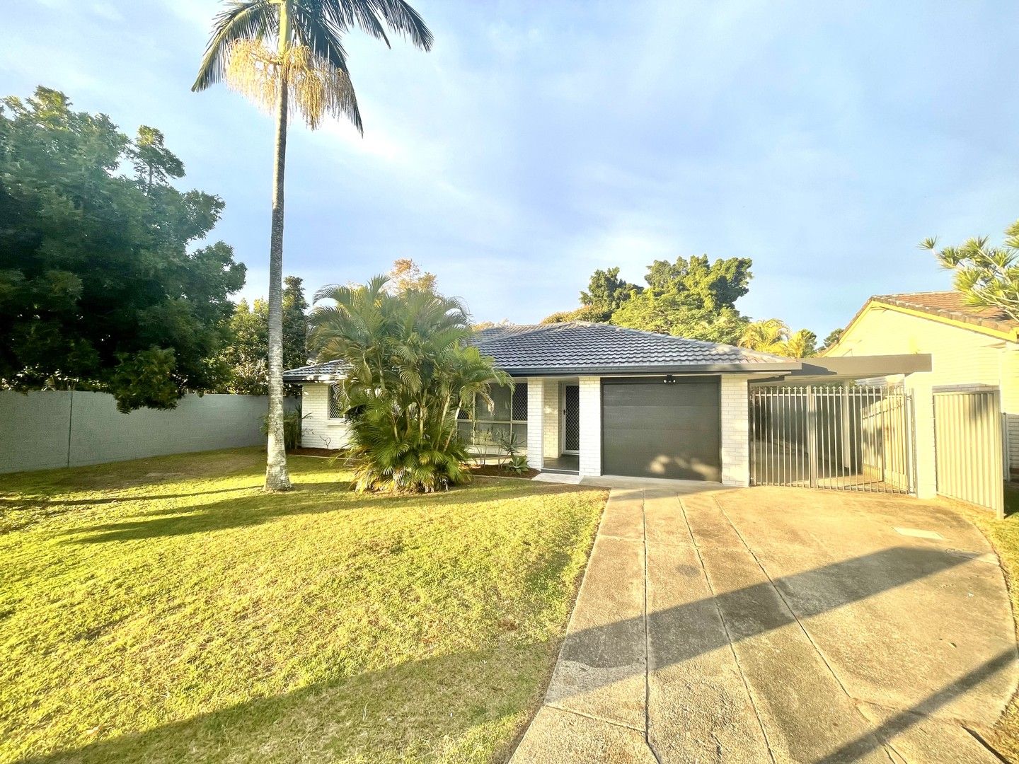 4 bedrooms House in 17 Oriana Drive MERMAID WATERS QLD, 4218