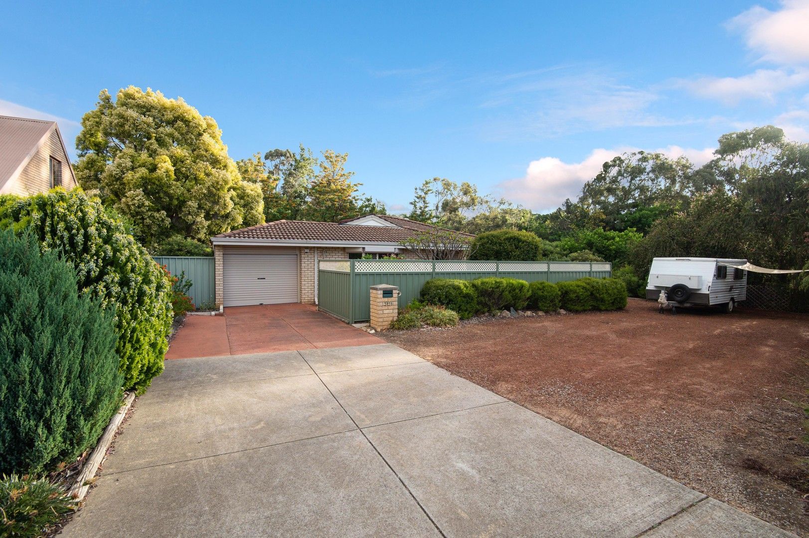 3 bedrooms House in 99 Brookton Highway MOUNT NASURA WA, 6112