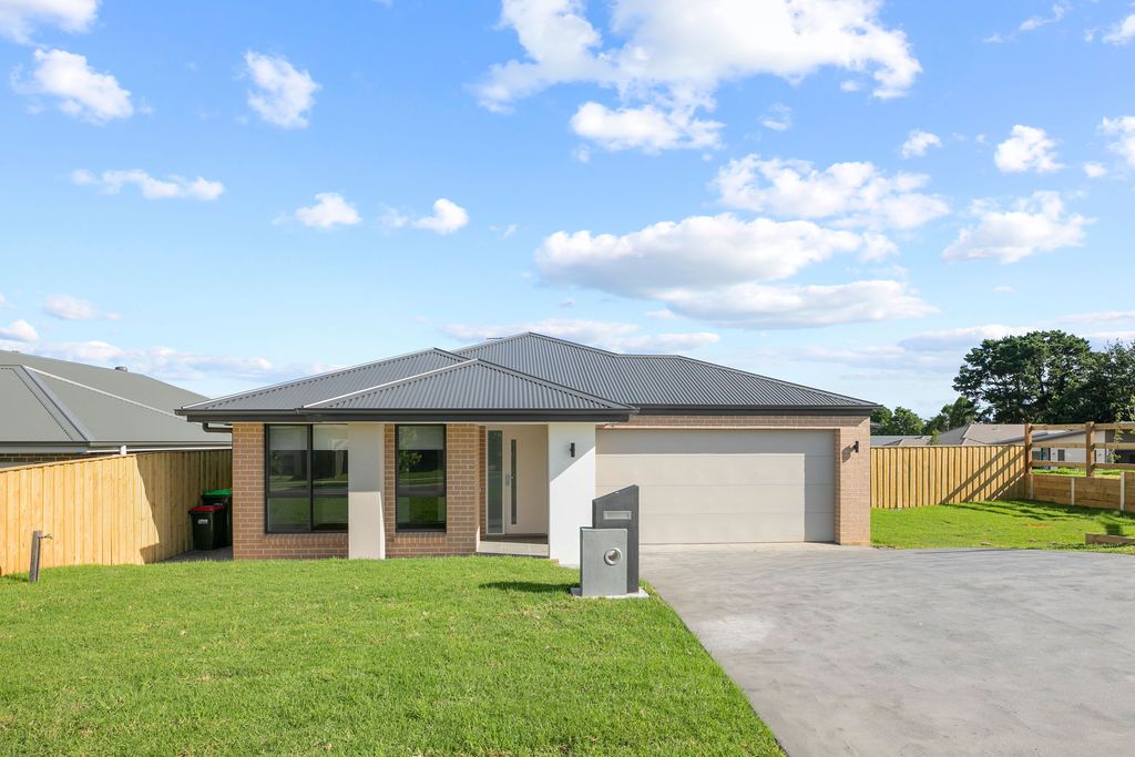 2 Francis Street, Moss Vale NSW 2577 House For Rent 800 Domain