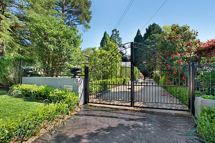 35 Waratah Road, Wentworth Falls NSW 2782