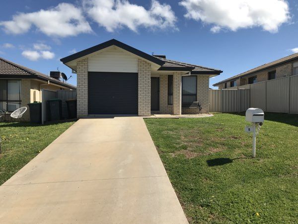 4 bedrooms House in 5 Brushbox Grove TAMWORTH NSW, 2340