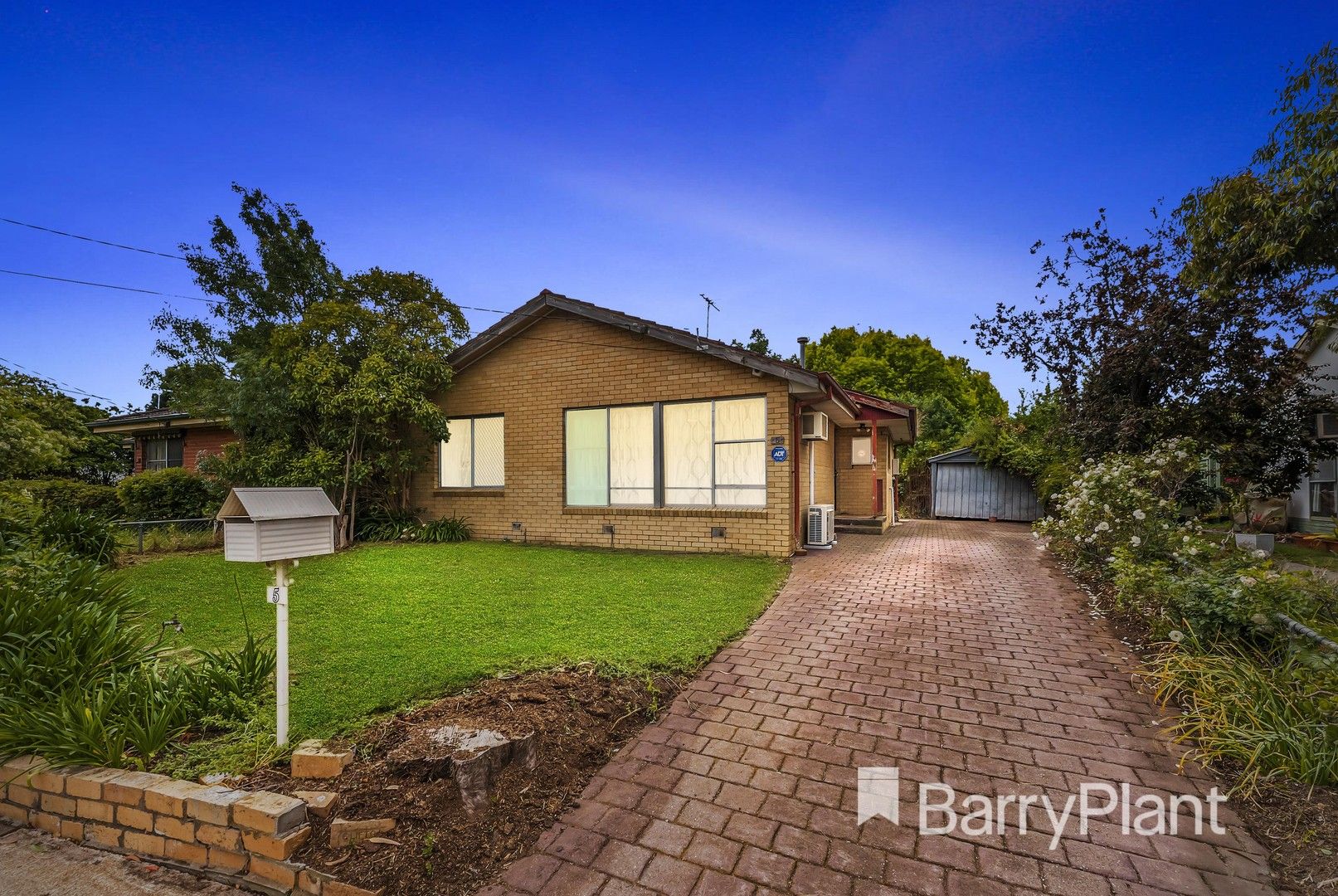 3 bedrooms House in 5 Muirhead  Crescent WERRIBEE VIC, 3030