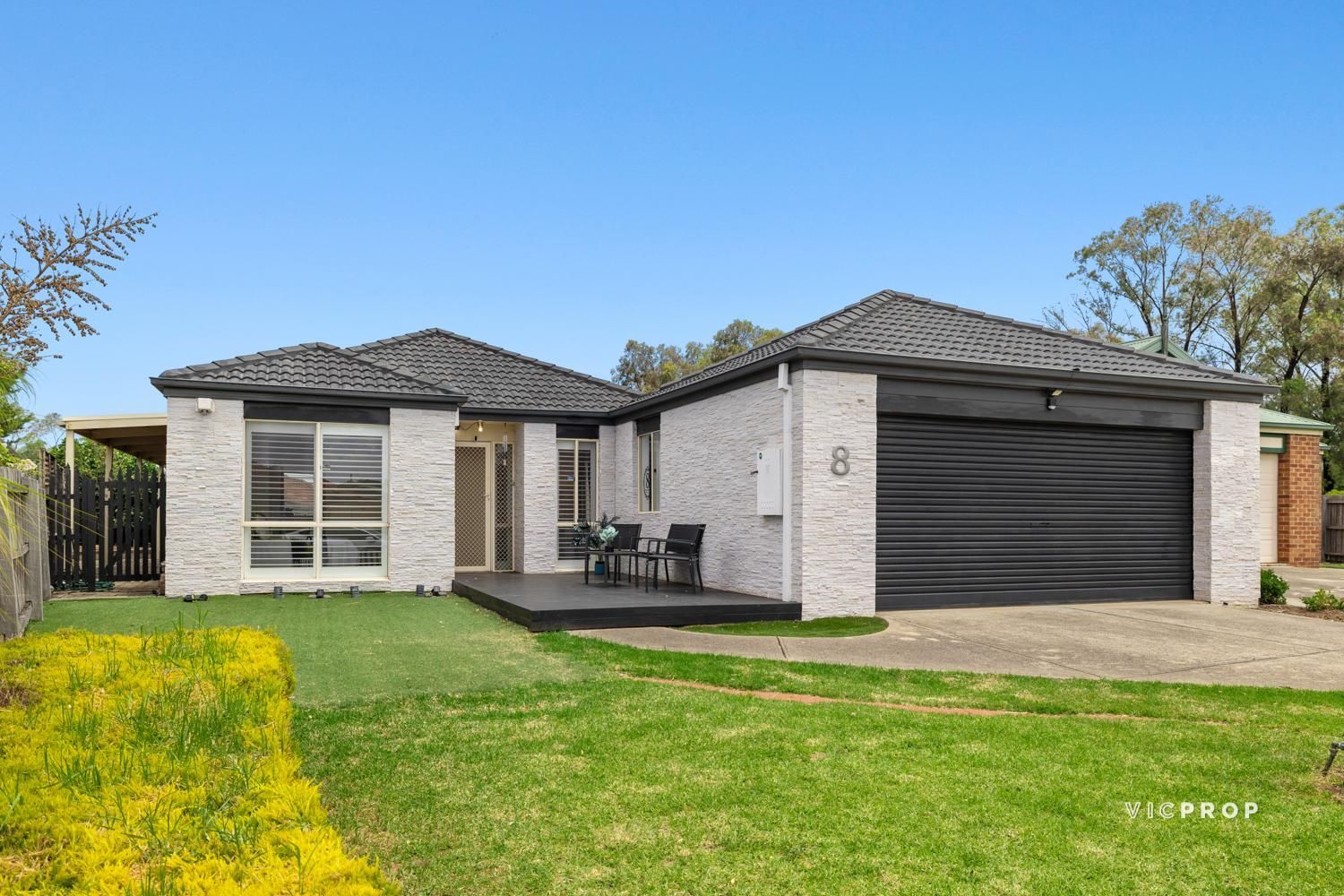 3 bedrooms House in 8 Oldtrack Place HOPPERS CROSSING VIC, 3029