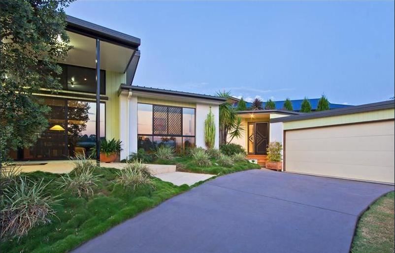 4 bedrooms House in 19 Riversleigh Crescent EATONS HILL QLD, 4037