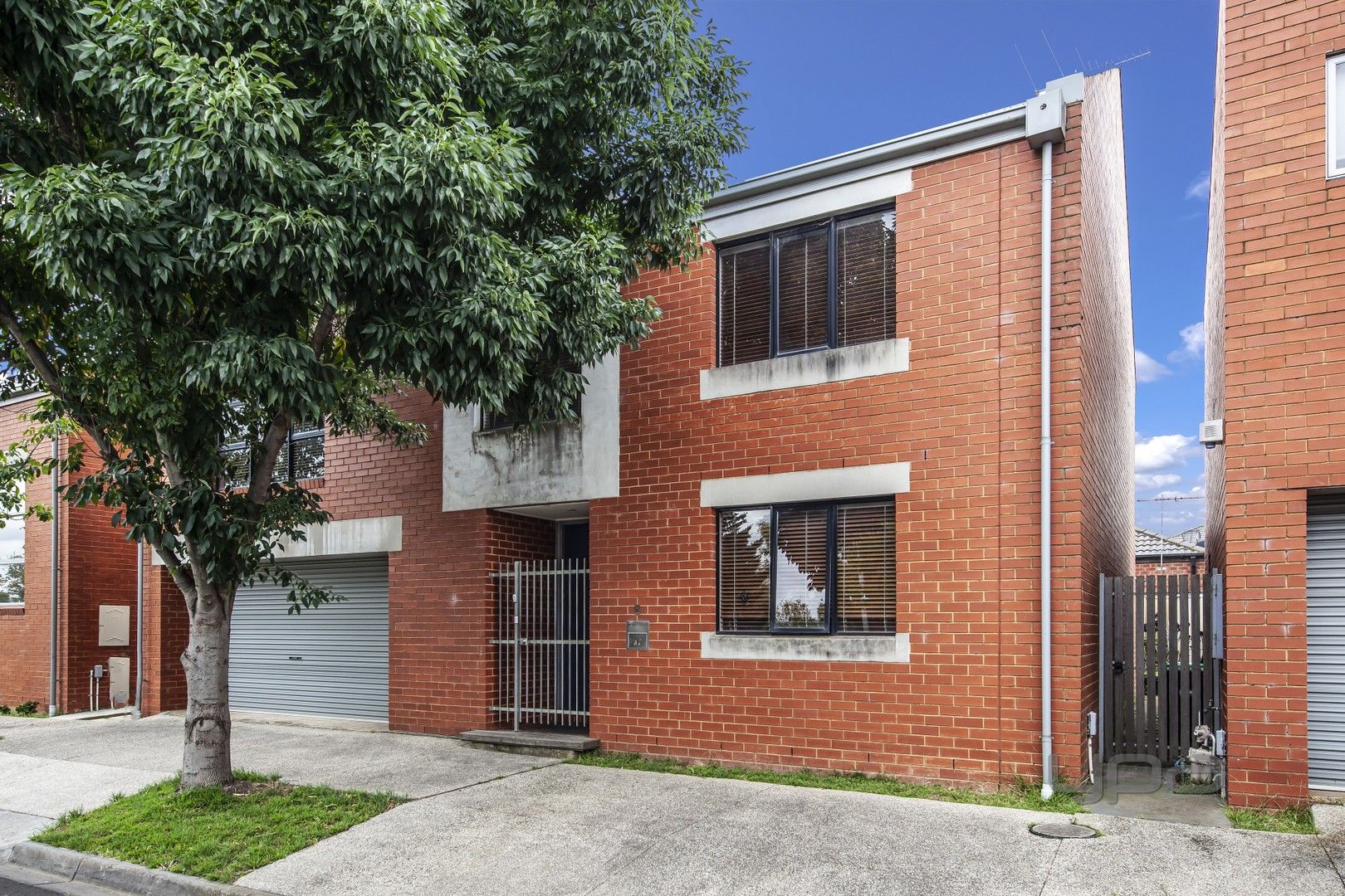 3 bedrooms House in 8 Edinburgh Lane CAROLINE SPRINGS VIC, 3023