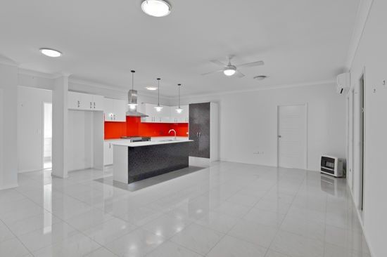 5 bedrooms House in 18 Binya Street HOLLAND PARK QLD, 4121