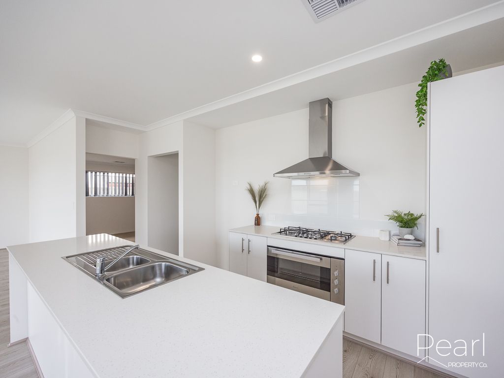 4 bedrooms House in 17 Amur Way ALKIMOS WA, 6038