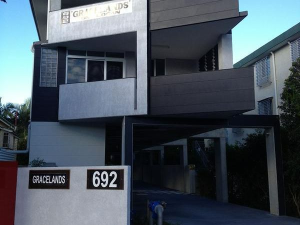 1 bedrooms Apartment / Unit / Flat in 2/692 Logan Road GREENSLOPES QLD, 4120