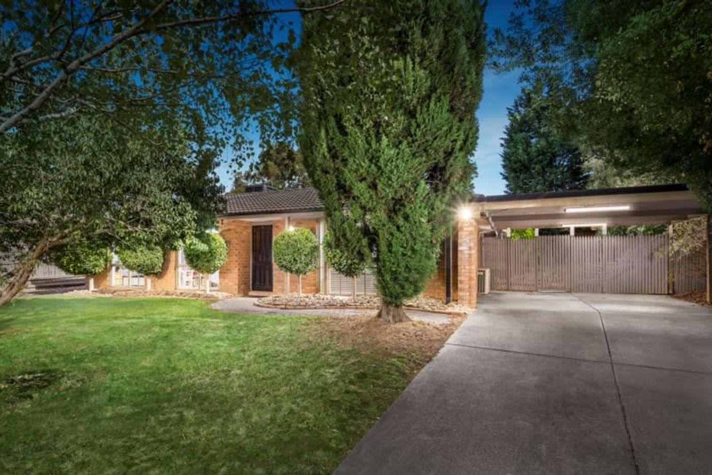 3 bedrooms House in 17 Erskine Drive ROWVILLE VIC, 3178