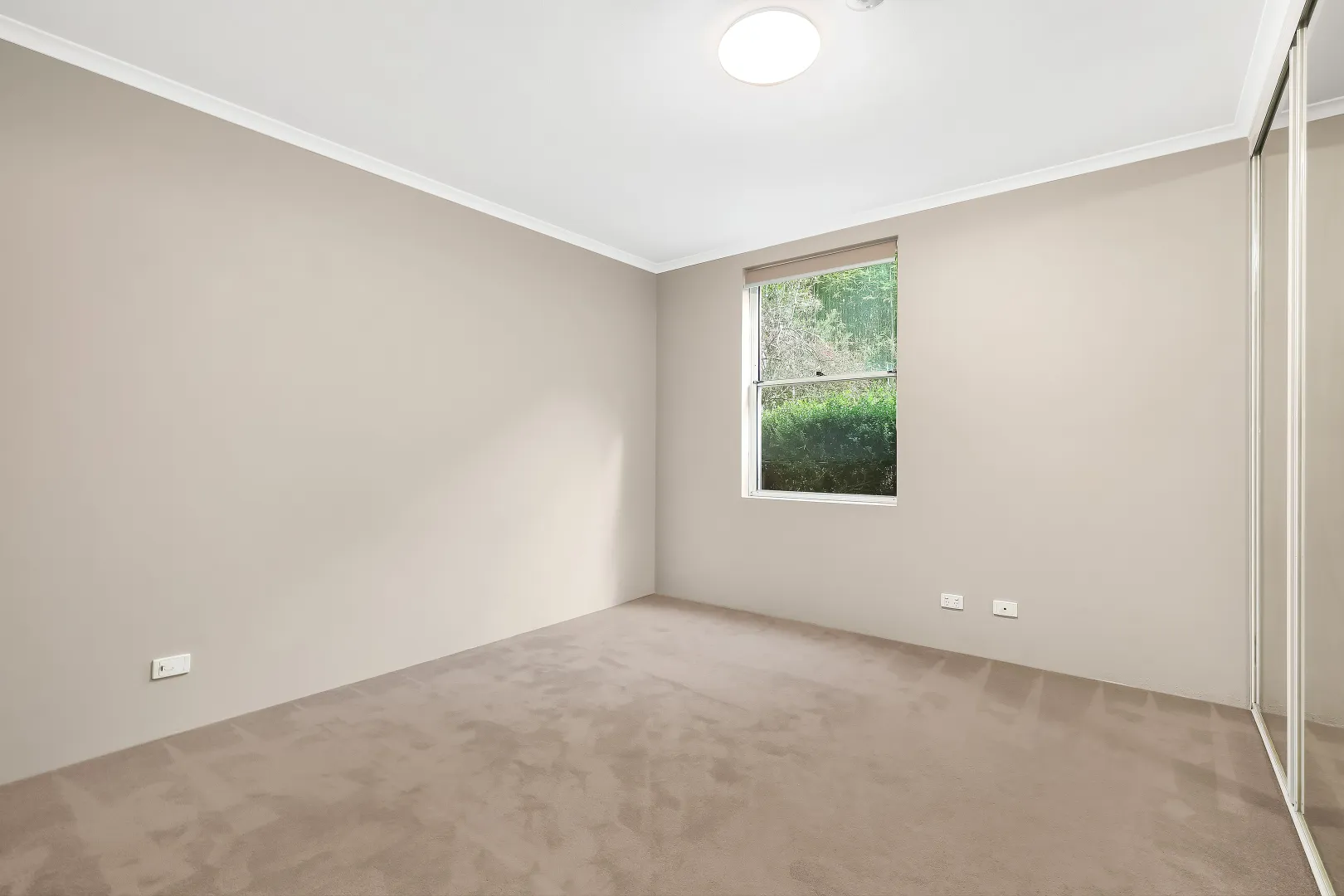 Large One Bedroom Apartment in Secure Complex - View 4