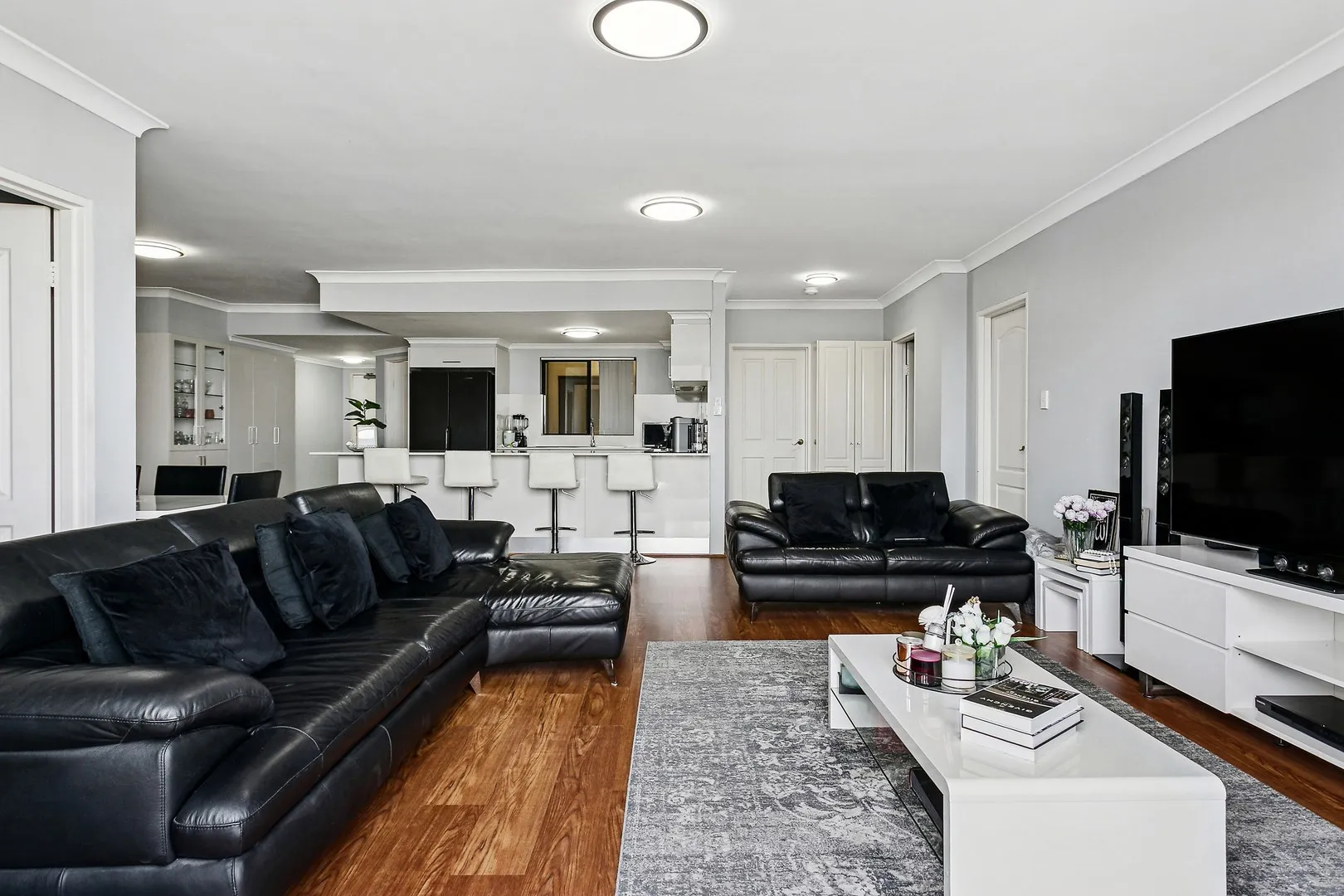 Spacious, Light-Filled and Modern - Widok 3