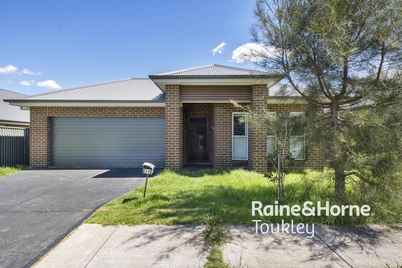 5 bedrooms House in 39 Norwood Avenue HAMLYN TERRACE NSW, 2259