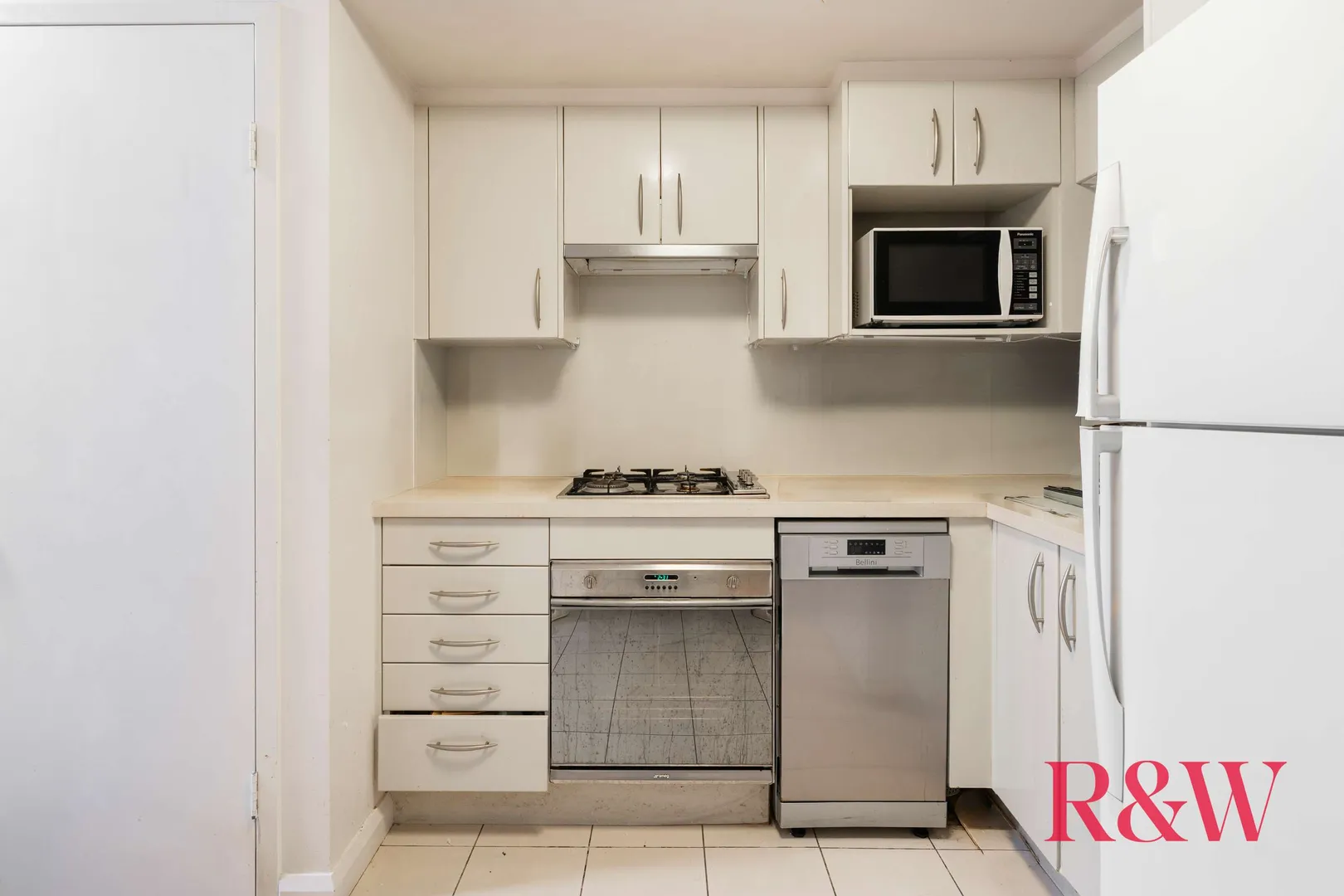 SPACIOUS 1 BEDROOM APARTMENT WITH PARKING, Sydney